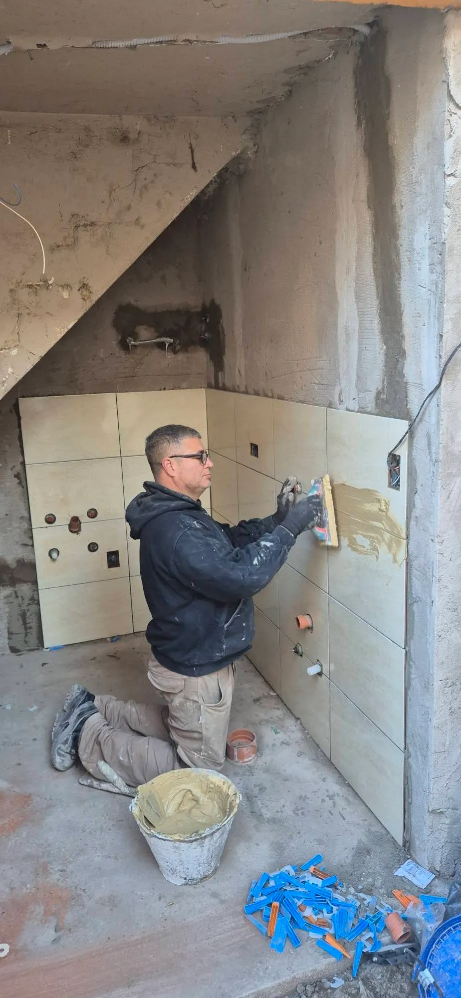 Colocación de revestimiento cerámico en un baño en obra