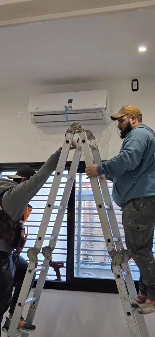 Instalación de equipos de aire acondicionado en una obra